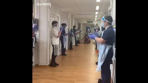 WATCH: 106-year-old woman leaves hospital to applause after beating Covid-19 (8zD)