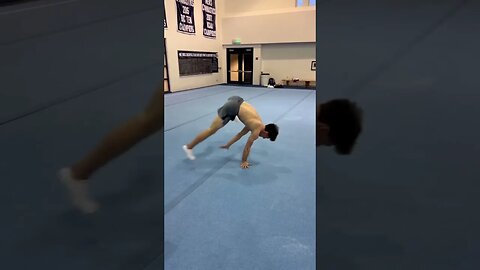 D1 Gymnast tries breakdancing #bboy #calisthenics #gymnast #olympics #sports #fitness #bodyweight