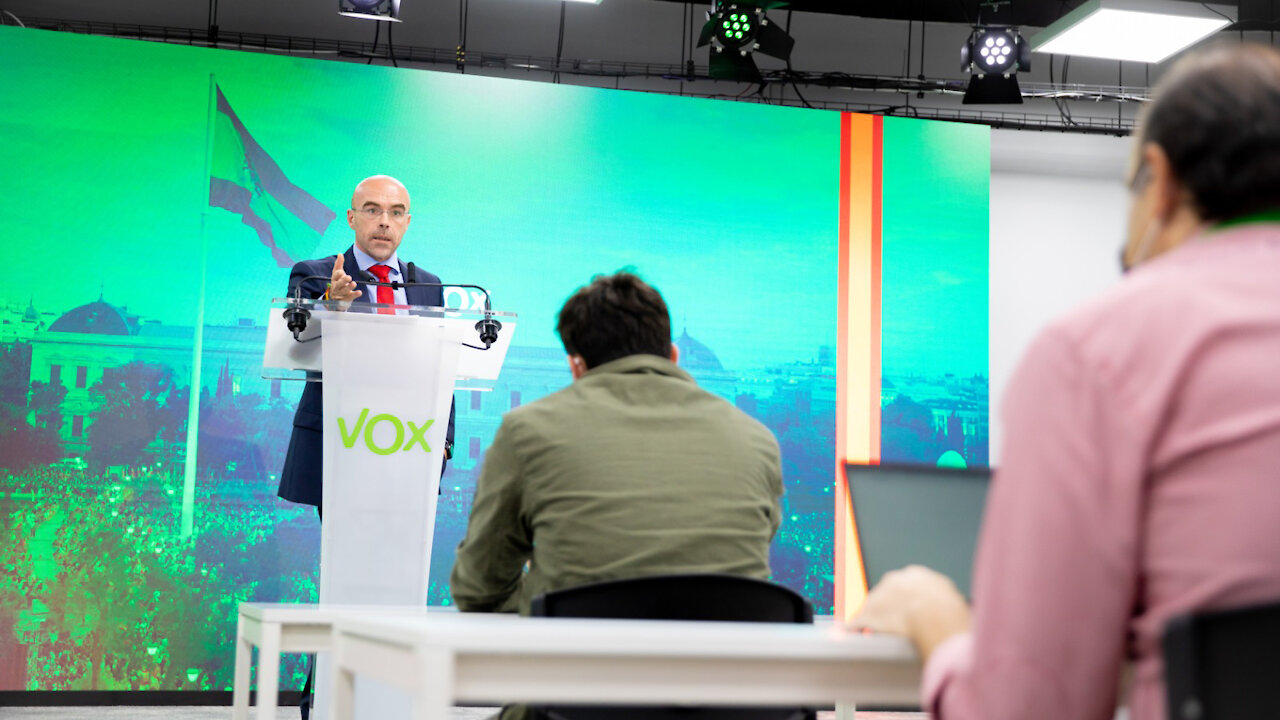 Buxadé dice que PSOE y PP quieren cambiar el TC porque da la razón a Vox