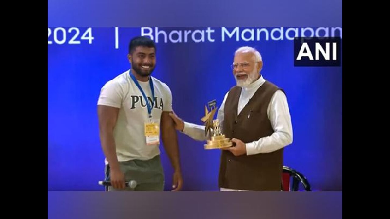 PM Modi giving National Awards to the Creators.