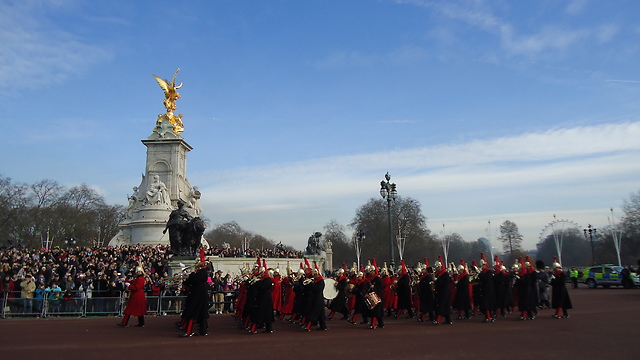 Amazing changing of the guard at Buckingham Palace