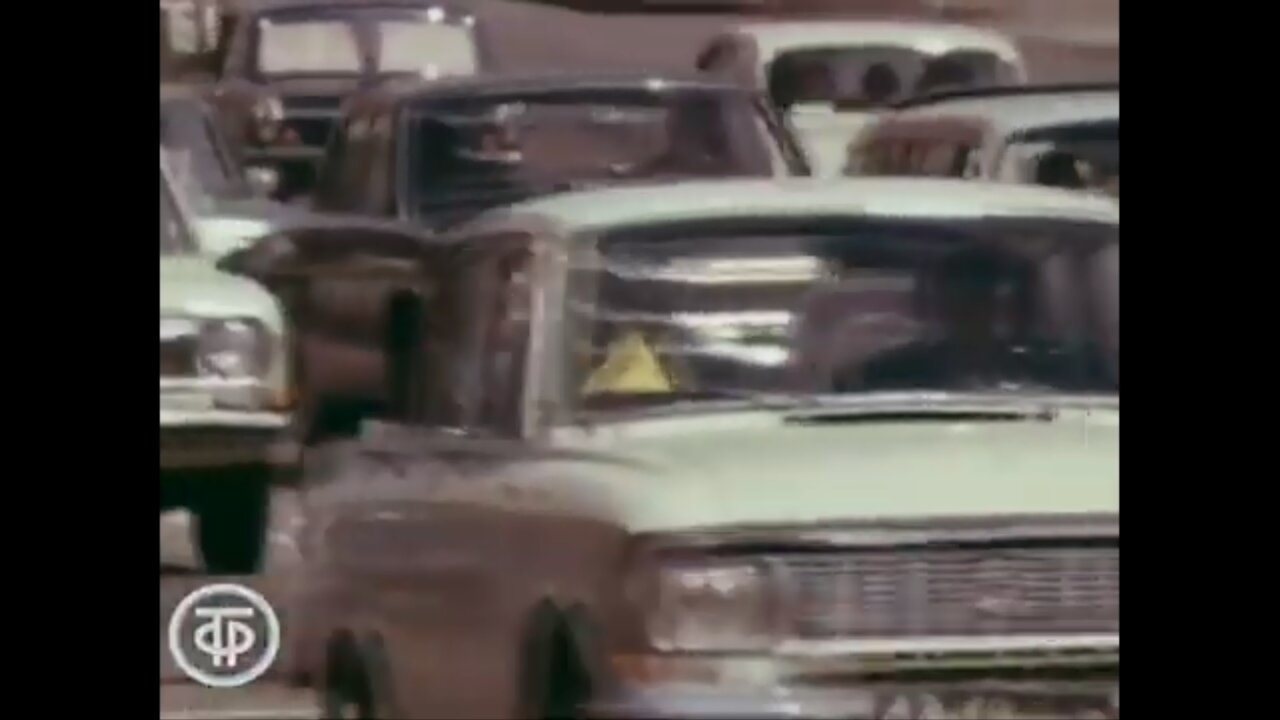 Traffic and cars in the Soviet Union - 1976 (translated)