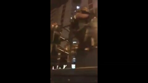 ultimas noticias, exército é aplaudido pela população e acena para manifestantes #ultimasnoticias