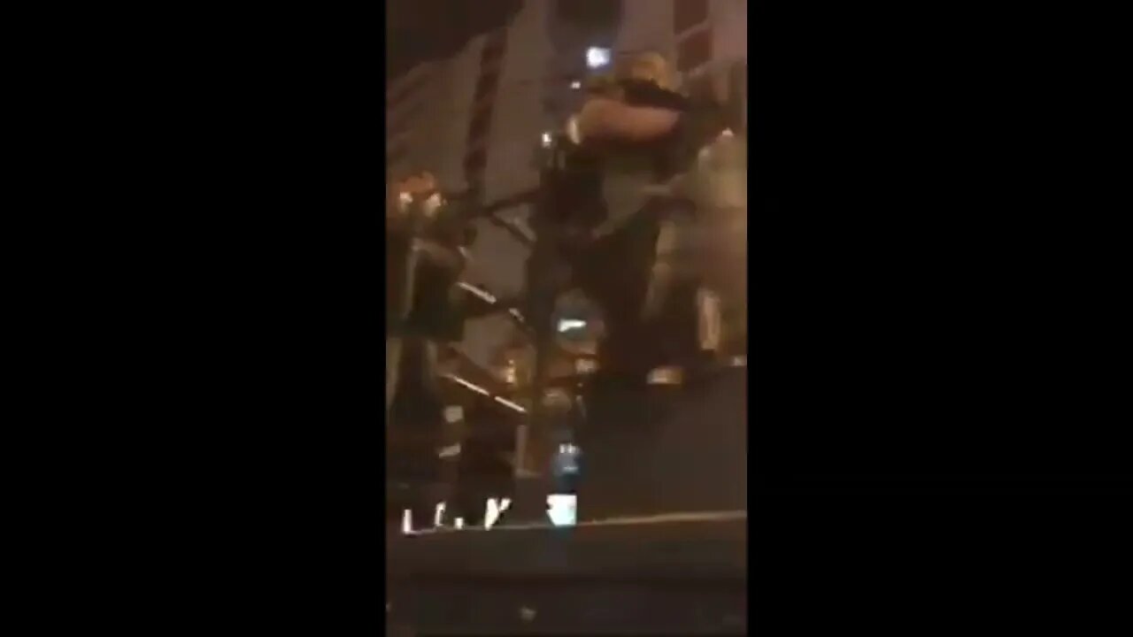 ultimas noticias, exército é aplaudido pela população e acena para manifestantes #ultimasnoticias