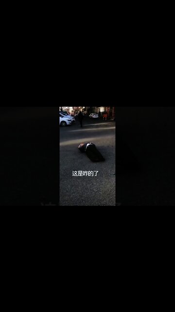 Man Falls, Onlookers Laugh Out Loud 有人倒地不起，有人笑出了聲