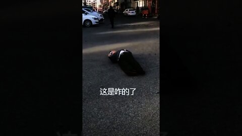 Man Falls, Onlookers Laugh Out Loud 有人倒地不起，有人笑出了聲