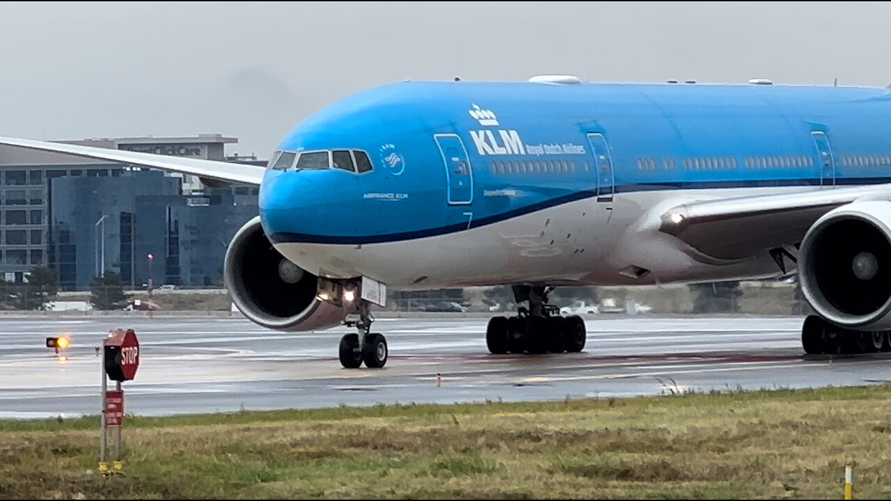 KLM Boeing 777 Landing at Toronto Airport