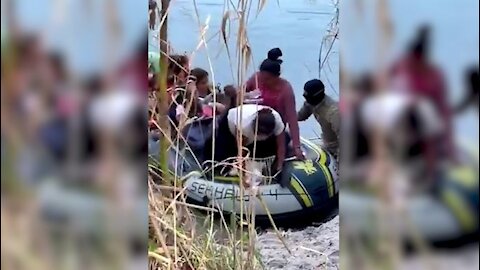 Human Smugglers Bring Hundreds Of Illegal Migrants Across Rio Grande River Into The United States