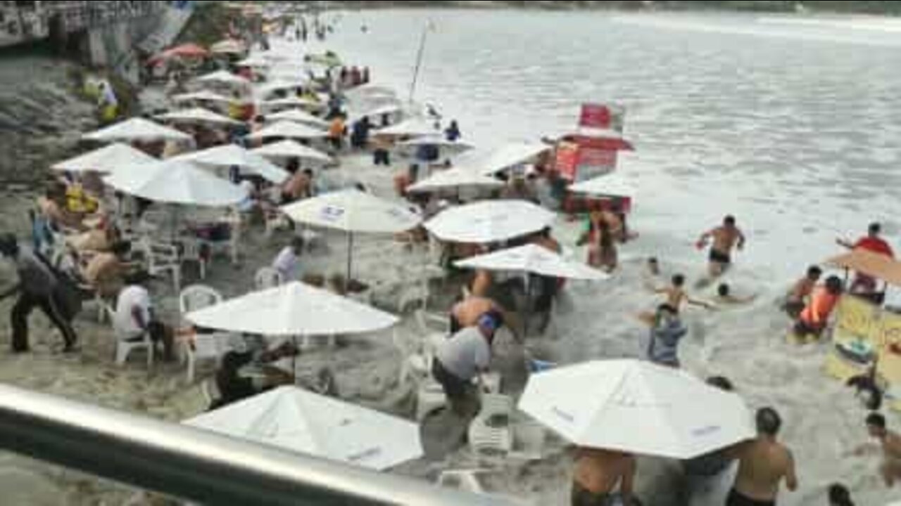 Freak wave catches beachgoers by surprise and causes chaos