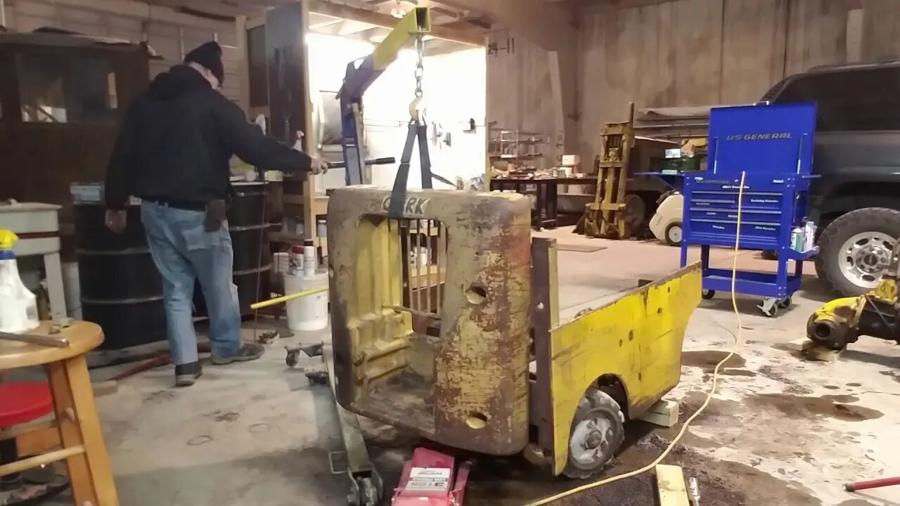 Removing a forklift counter weight - 1959 Clark Clipper Forklift Restoration Part 7