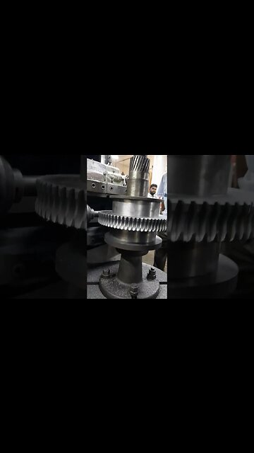 Worms Gear Manufacturing Methods on Hobbing Machine #amazing #machinery #shortsvideo #shorts