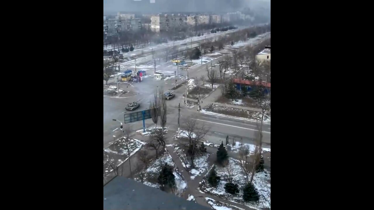 Ukrainian tanks firing at targets in Kiev.