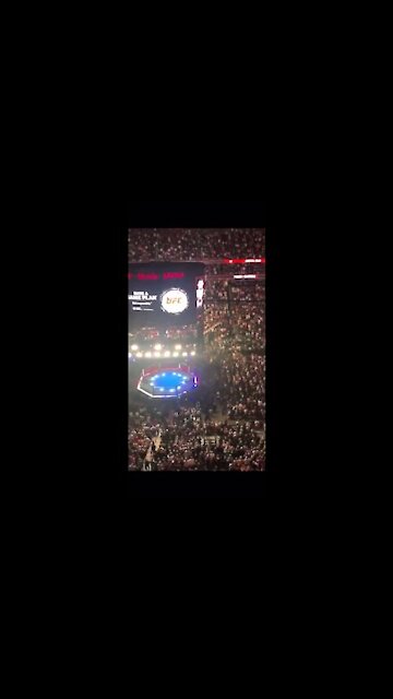 Crowd erupts when trump walks into UFC 264 event