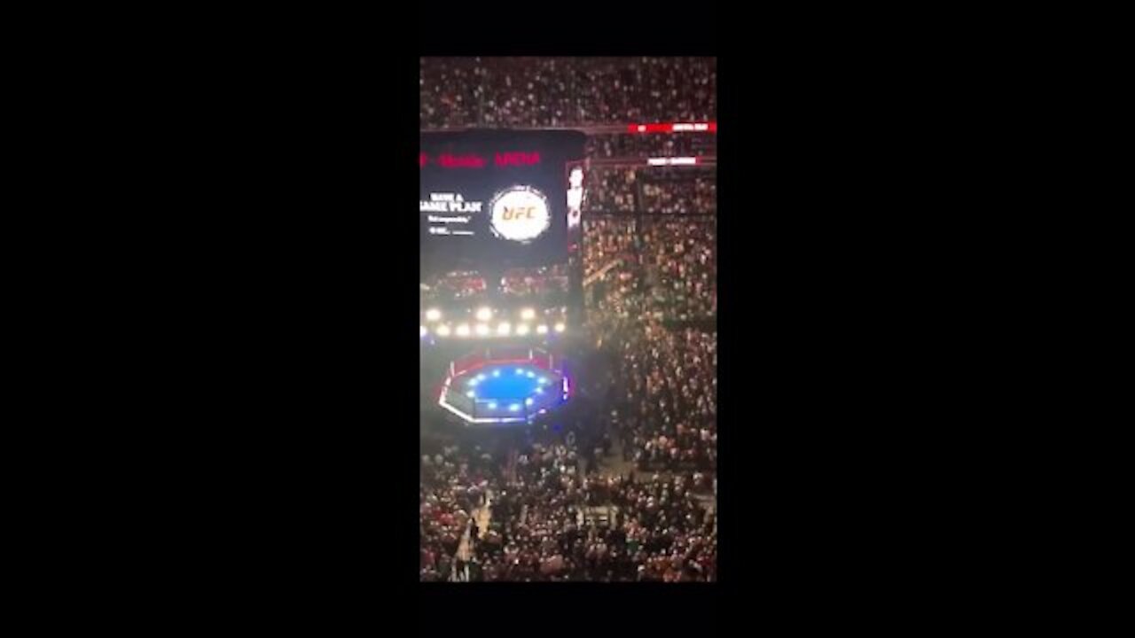 Crowd erupts when trump walks into UFC 264 event