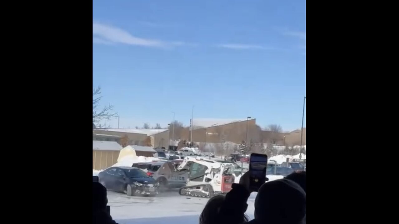 NEBRASKA MAN RAMS POLICE VEHICLE🚔🛺📸WITH BOBCAT TRACTOR🚘🛺💫