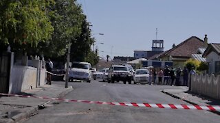 SOUTH AFRICA - Cape Town - Mobs torched drug den where murdered Tazne was kept (Video) (QYc)