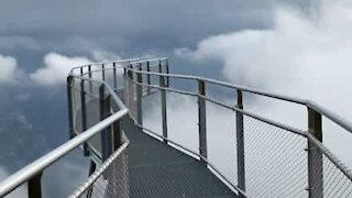 Fantastisk udsigt på platform over skyerne