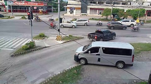 Un van fait demi-tour sur un passage piéton