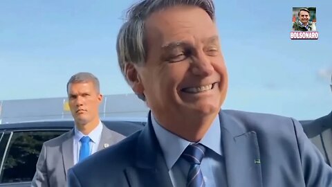 Bolsonaro vira cupido de noivado, fala da esquerda e mostra piada no celular