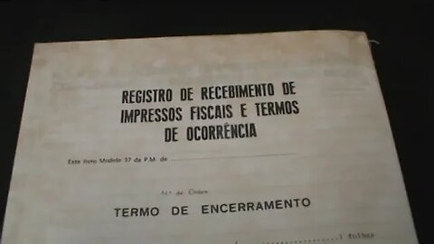 DIA-13/05/2022-11hs- ESCRITORIO -LIVROS DOCUMENTOS GUARDADOS POR VARIOS ANOS - LIMPEZA-LIXO