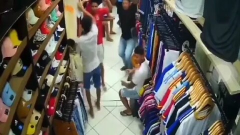 FLAGRANTE REAL DE QUADRILHA AGINDO EM LOJA DE ROUPAS DE GRIFE #memes #viral #tiktok #rir #shorts