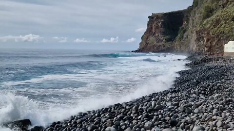 2 minutes of calm relaxation watching mesmerising rolling waves on the shore.