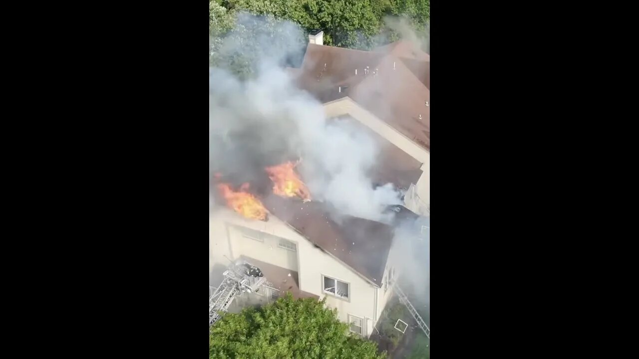 Heavy fire in a multiple dwelling #fire #1075 #jobtown #shorts