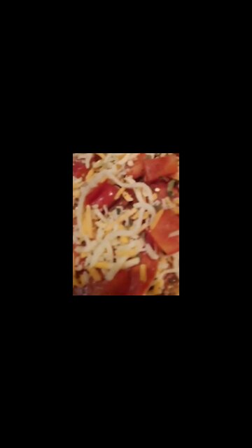 Red pepper & pepperoni garlic naan pizza | @Chronic.Eats on IG 🌶🍕 #shorts #redpepper #pepperoni