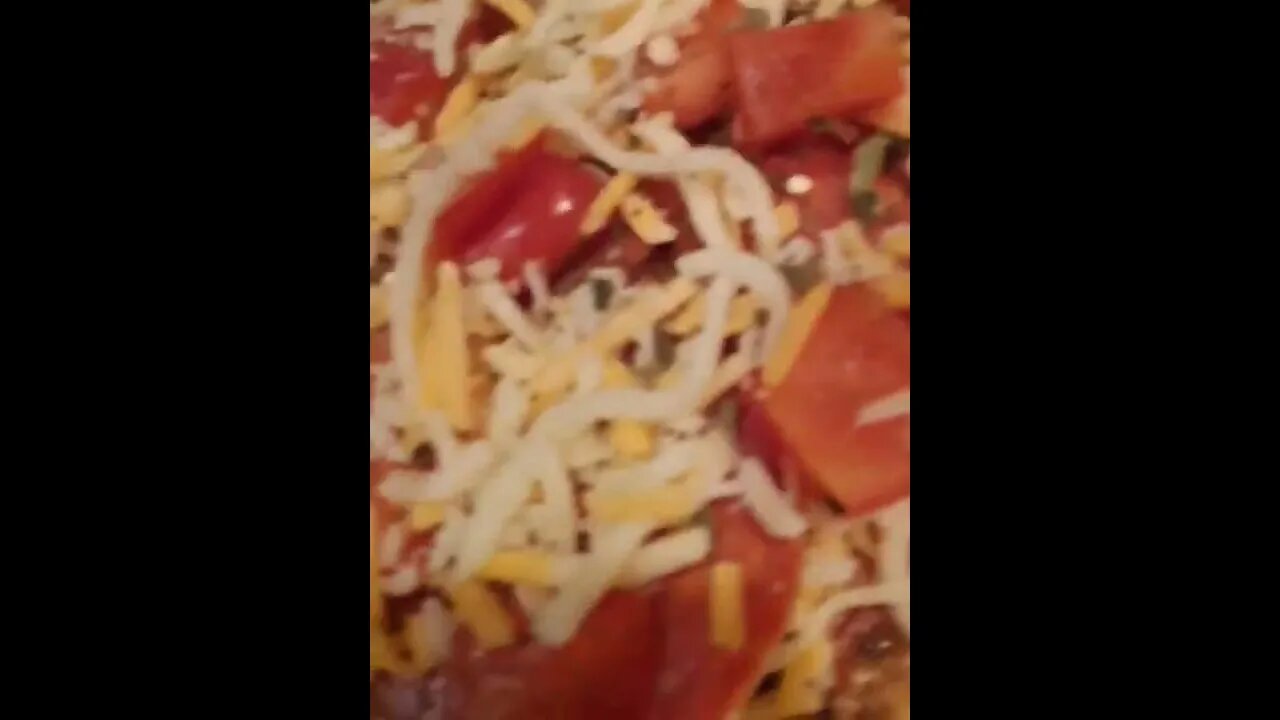 Red pepper & pepperoni garlic naan pizza | @Chronic.Eats on IG 🌶🍕 #shorts #redpepper #pepperoni