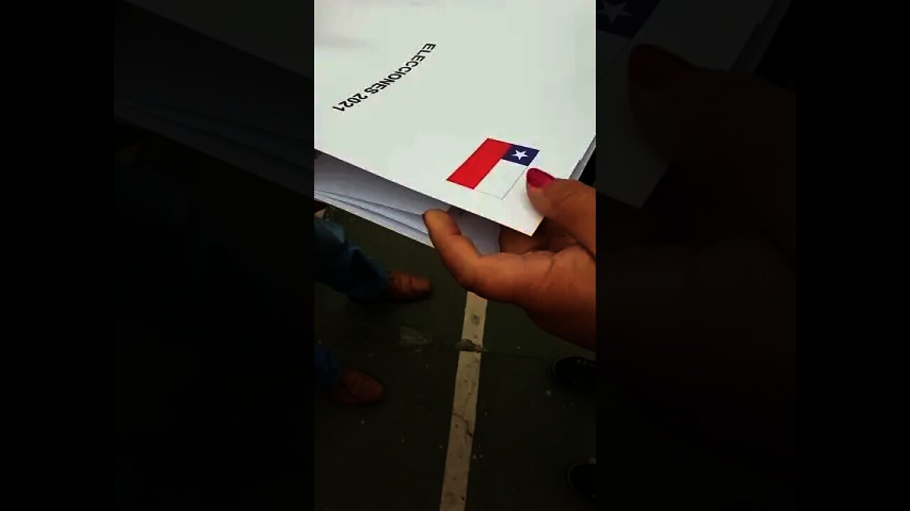 Apoderada de Boric se violenta por la bandera chilena / Elecciones Presidenciales 2021