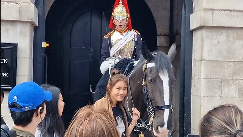 Get off Total disrespct grabbing the reins #horseguardsparade
