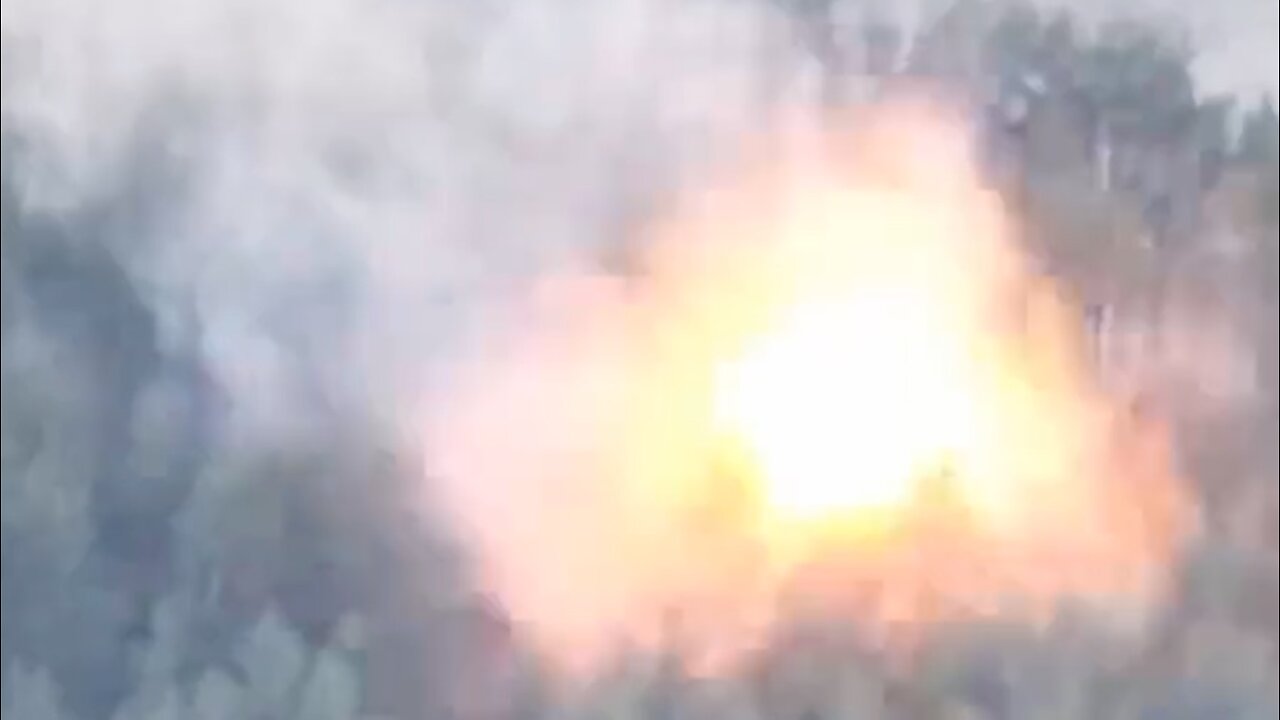 Ukrainian Artillery Destroys Russian Armor