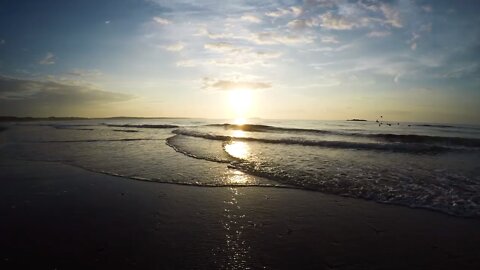I like watching the waves by the sea on summer evenings.