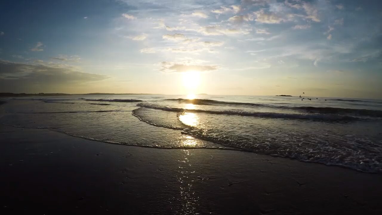 I like watching the waves by the sea on summer evenings.