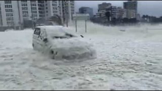 Une tempête recouvre de mousse la ville de Cap