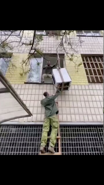 Ukrainian Soldiers Stealing Washing Machines From Donbas Apartments In a Broad Daylight