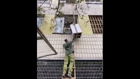 Ukrainian Soldiers Stealing Washing Machines From Donbas Apartments In a Broad Daylight