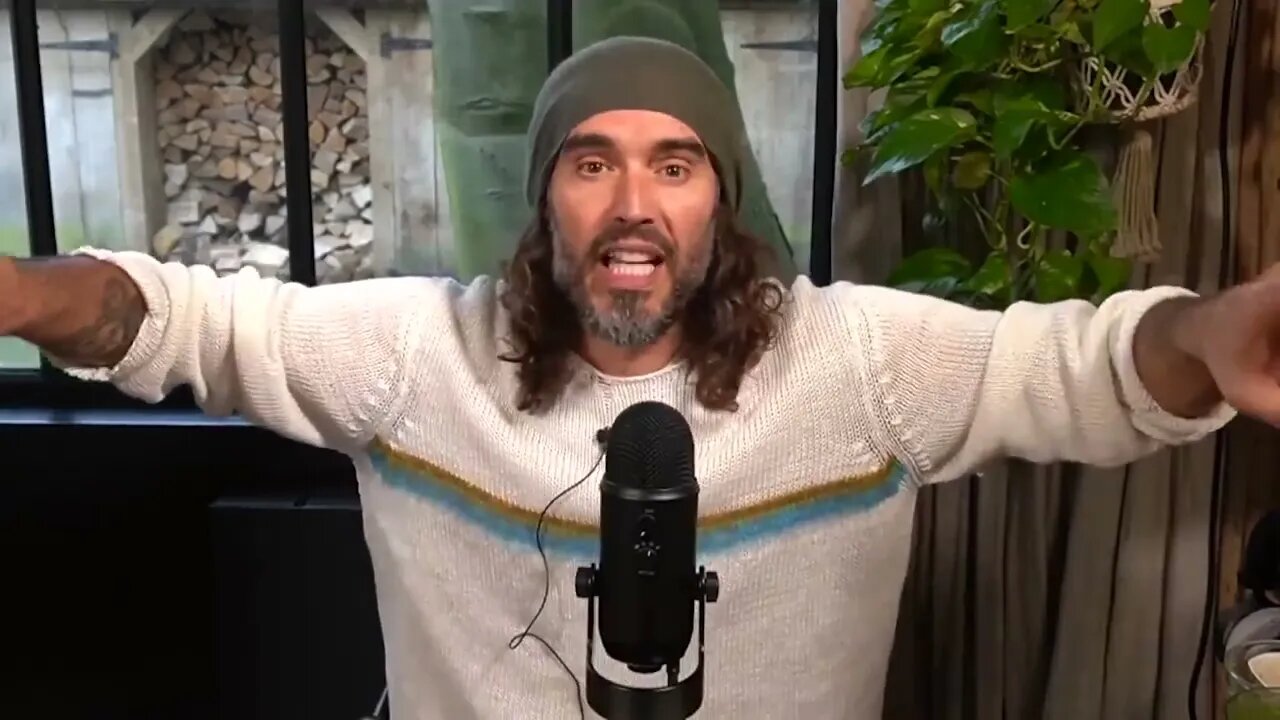 Russell Brand imitates Brian Stelter talking about Joe Rogan