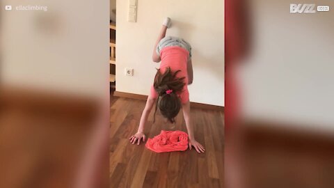 Jovem supera desafio de vestir tshirt enquanto faz o pino