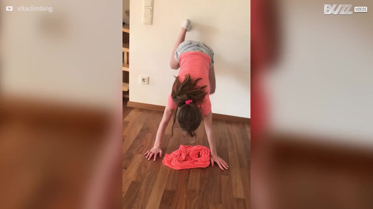 Jovem supera desafio de vestir tshirt enquanto faz o pino