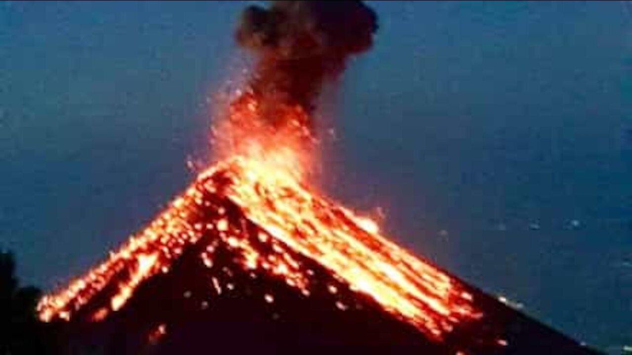 Veja a erupção de um vulcão na Guatemala