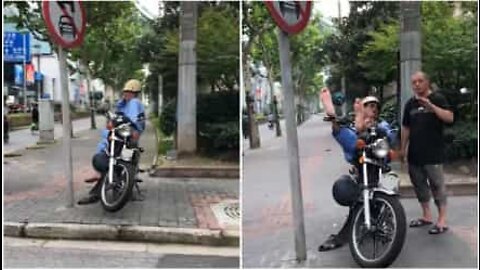 道の向こう側からの「こんにちは」