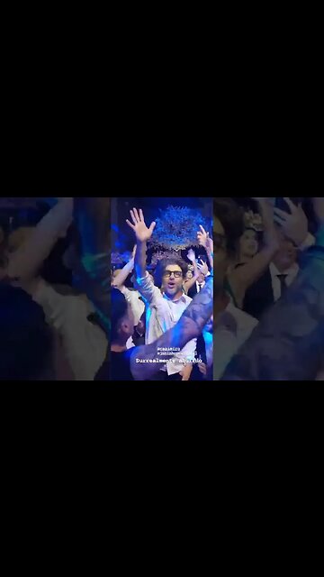 Juninho cantando sua música com vascaínos no casamento do Casimiro