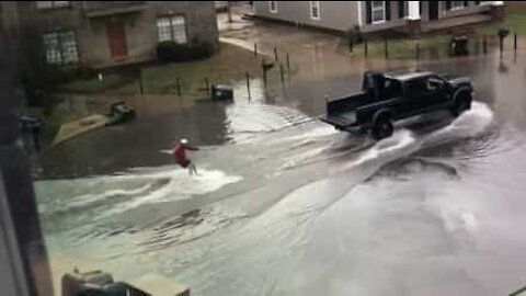 Il profite des inondations pour faire du ski nautique