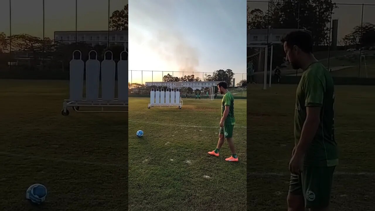 Nenê cobrando falta no treino do Juventude