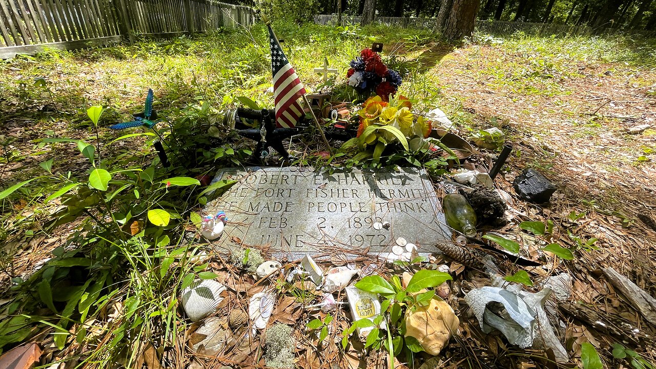 Exploring The Fort Fisher Hermit's (Robert E. Harrill) Gravesite - Carolina Beach, NC - POV