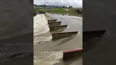 Abriendo las compuertas de la presa de agua 💧