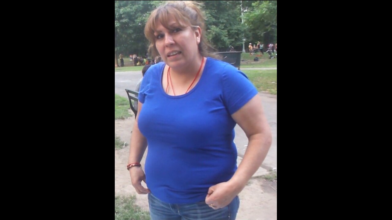Luodong Massages Mature Mexican Woman In Blue Shirt At The Park