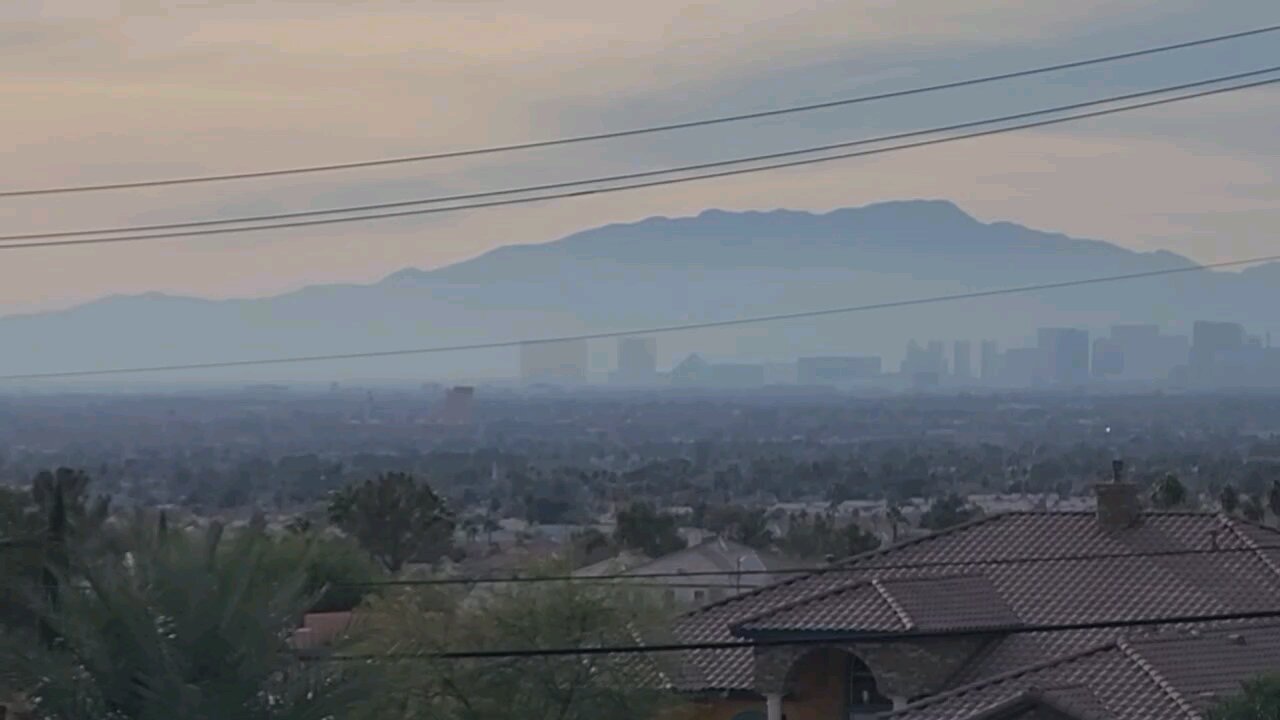 Did you see the super smoggy skies over Las Vegas today? Check this out! 12.14.2024 #follow #nfr