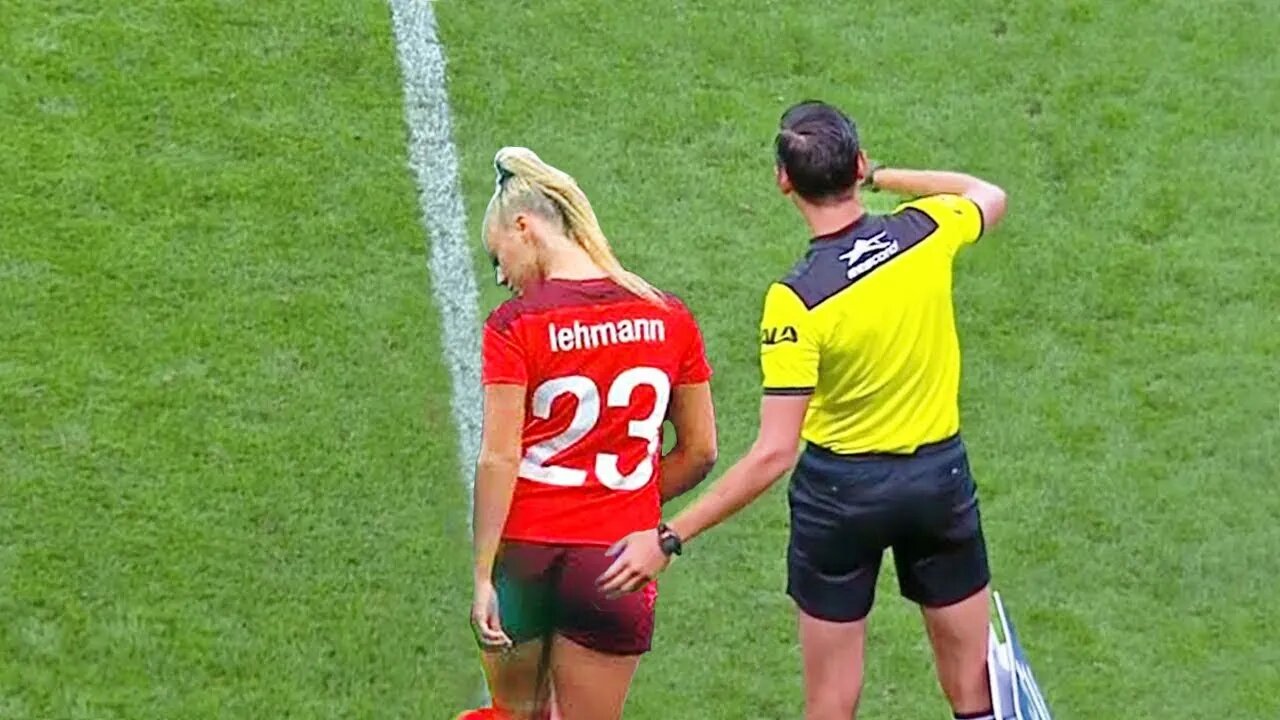 Comedy moments in women's football 😂😂